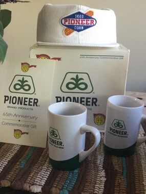 Pioneer Seed Corn Agriculture 1991 Hat with box and 2 cups.